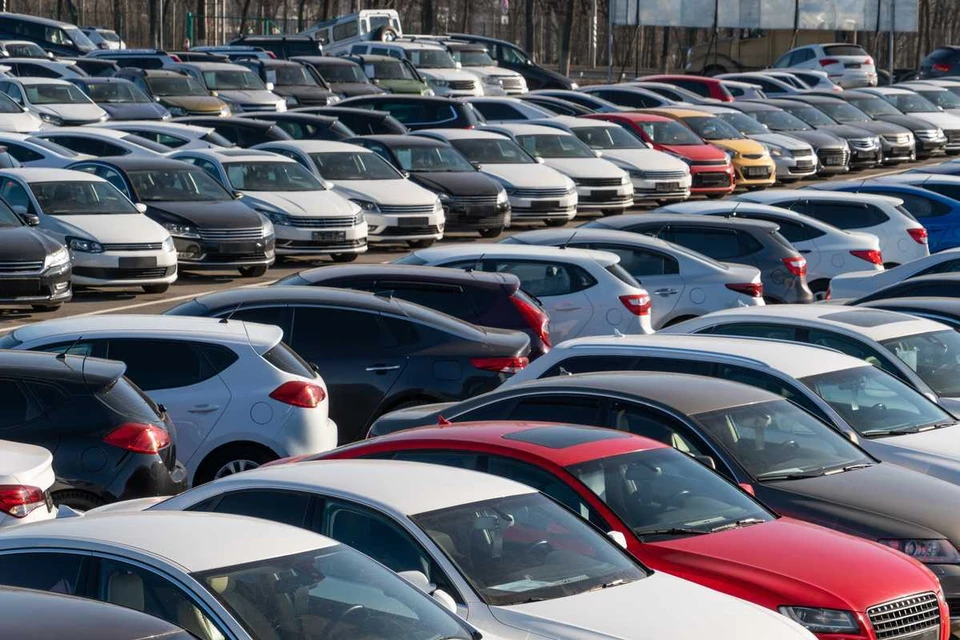 Эксперт Целиков: продажи новых легковых авто в РФ на 33 неделе снизились на 5,7%. sharfsinn / Shutterstock.com / Fotodom.