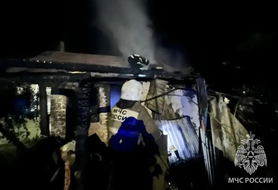 На вызов на улицу Беклемищевскую выехали два пожарных расчета.