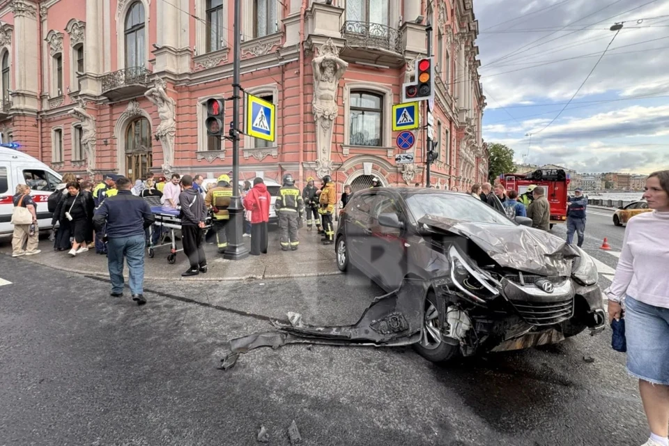 В результате ДТП пострадали минимум четыре человека.