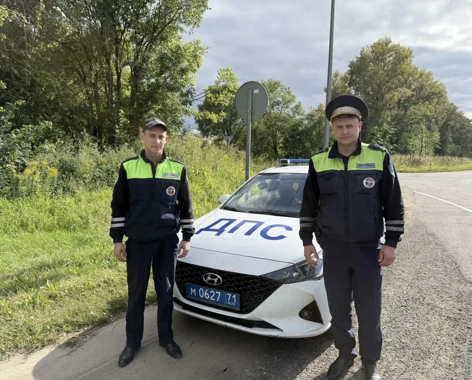 Автоинспекторы спасли семью с детьми из горящего дома в Чернском районе.