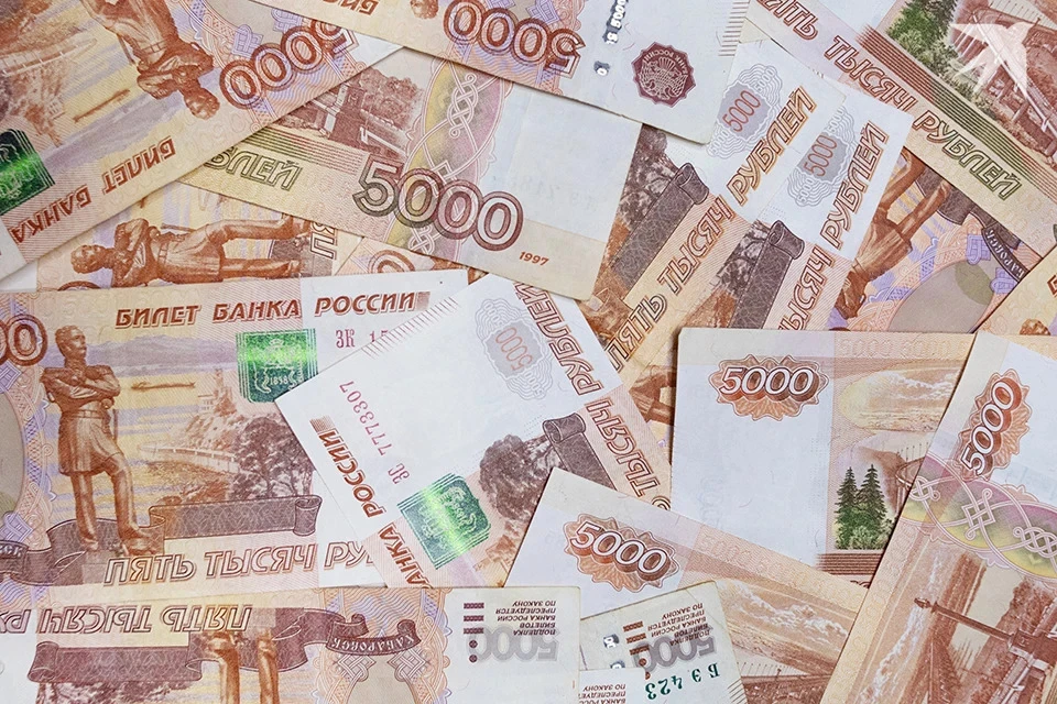 Ведомство отсудило деньги с процентами у 20-летней владелицы счета из Кировской области.