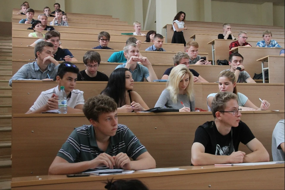 Студенты готовятся к новому учебному году.