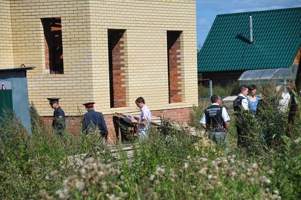Максим убил сожительницу в старом гараже.