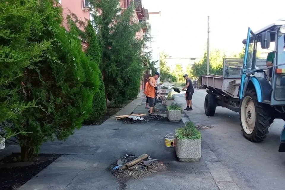 В Новой Каховке коммунальщики приступили к ликвидации последствий недавних ударов со стороны украинских войск. Фото: MAX-канал Владимира Оганесова