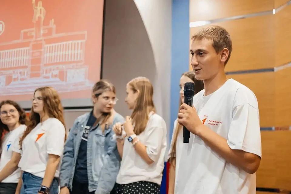 Студент медколледжа Геническа рассказал активистам Движения Первых страны о реализуемых проектах Фото: Движение Первых ХО