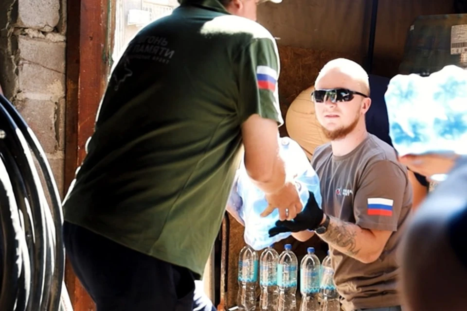 Студентам Донецкого медуниверситета Народный фронт привез две тонны воды. Фото: Народный фронт ДНР