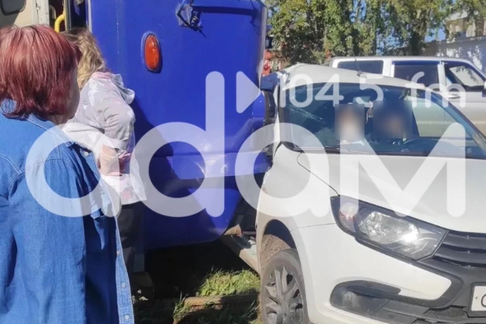 Трамвай столкнулся с автомобилем Lada Granta. Фото: радио «Адам»