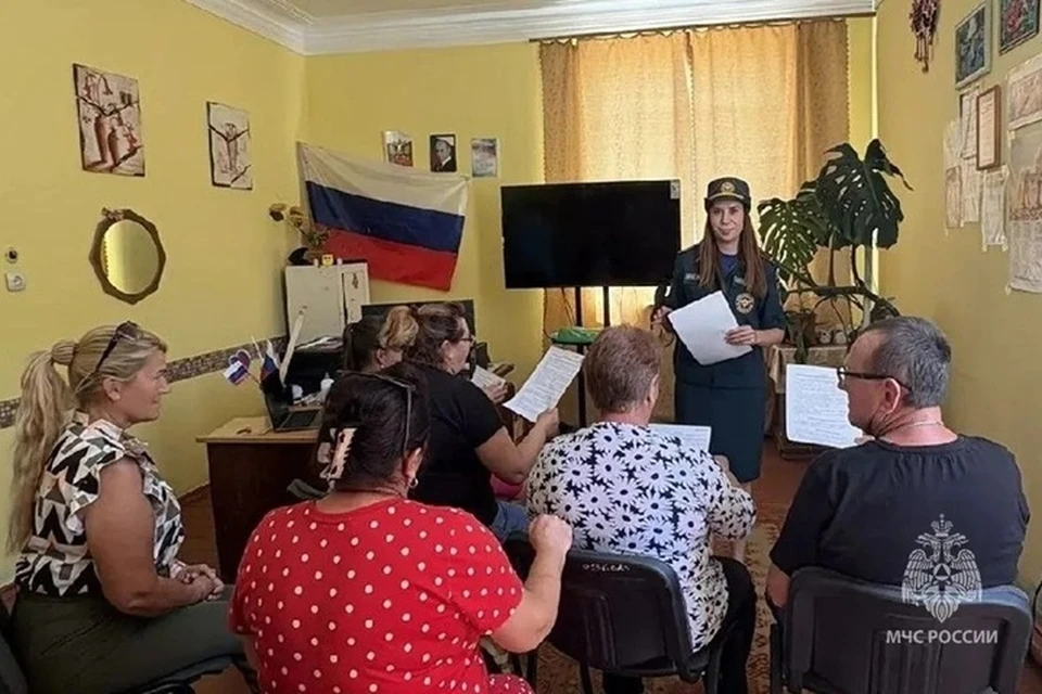 В Херсонской области сотрудники МЧС проводят комплексную проверку объектов, на которых будет проходить голосование на выборах депутатов Государственной Думы. Фото: МЧС Херсонской области