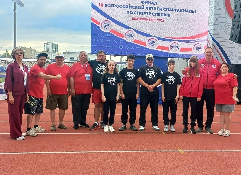 Вадим Шарипов (на фото - пятый справа) завоевал серебро на Спартакиаде по спорту слепых. Фото предоставлено: Челябинский областной реабилитационный культурно-спортивный центр.