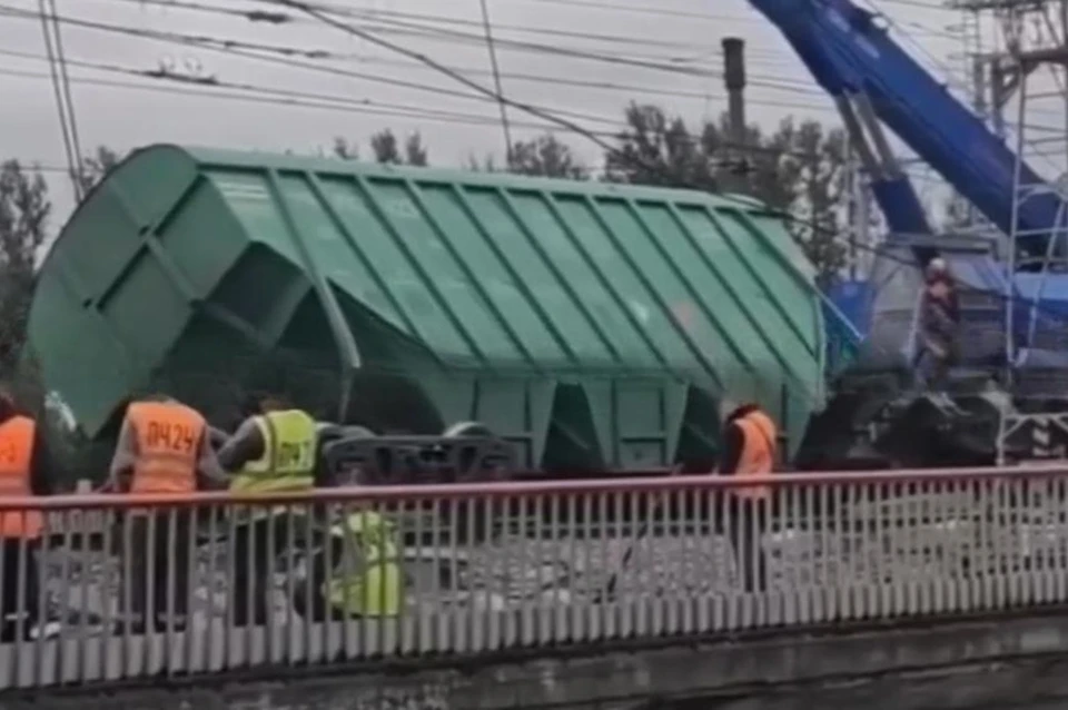 Два грузовых вагона сошли с рельсов на станции Волковская в Петербурге. Фото: Северо-Западная транспортная прокуратура