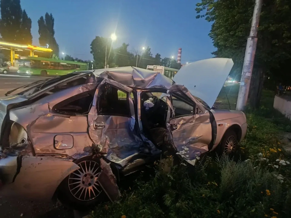 18-летний водитель автомобиля «Лада Приора» не уступил дорогу автобусу марки «Мерседес Бенц» . Фото Госавтоинспекции УМВД России по Липецкой области.