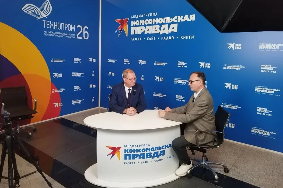 Геннадий Гусельников на «Технопроме-2026» в Новосибирске. Фото: Алексей Бутуханов