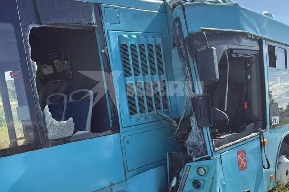 Полиция выясняет, почему один пассажирский автобус въехал в другой. Фото: предоставлено "КП"