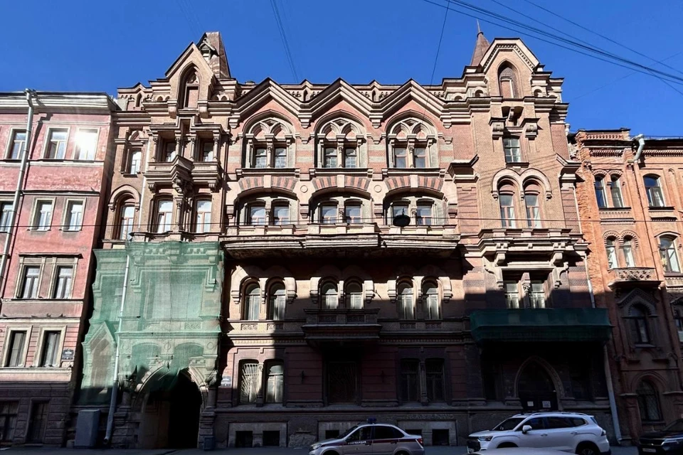 Лицевой фасад здания несимметричен. Фото: КГИОП