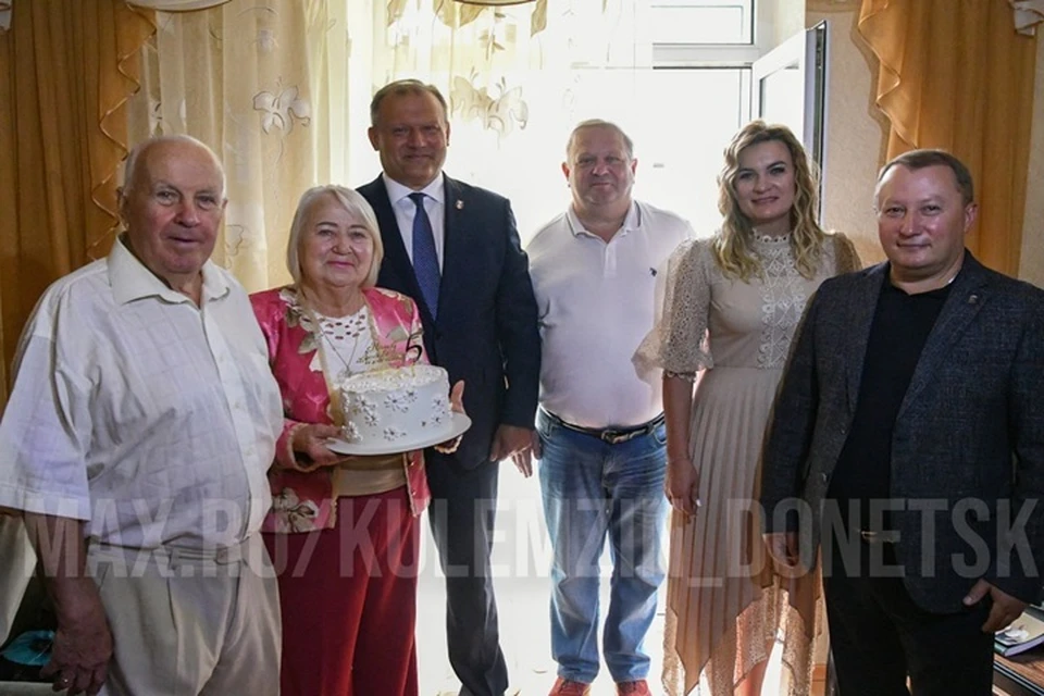 Алексей Кулемзин поздравил семью из Донецка с 55-летием совместной жизни. Фото: Макс/Кулемзин