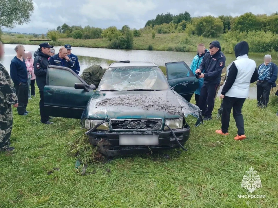 Автомобиль с телом мужчины внутри извлекли из пруда в Нижегородской области Фото: ГУ МЧС России по Нижегородской области