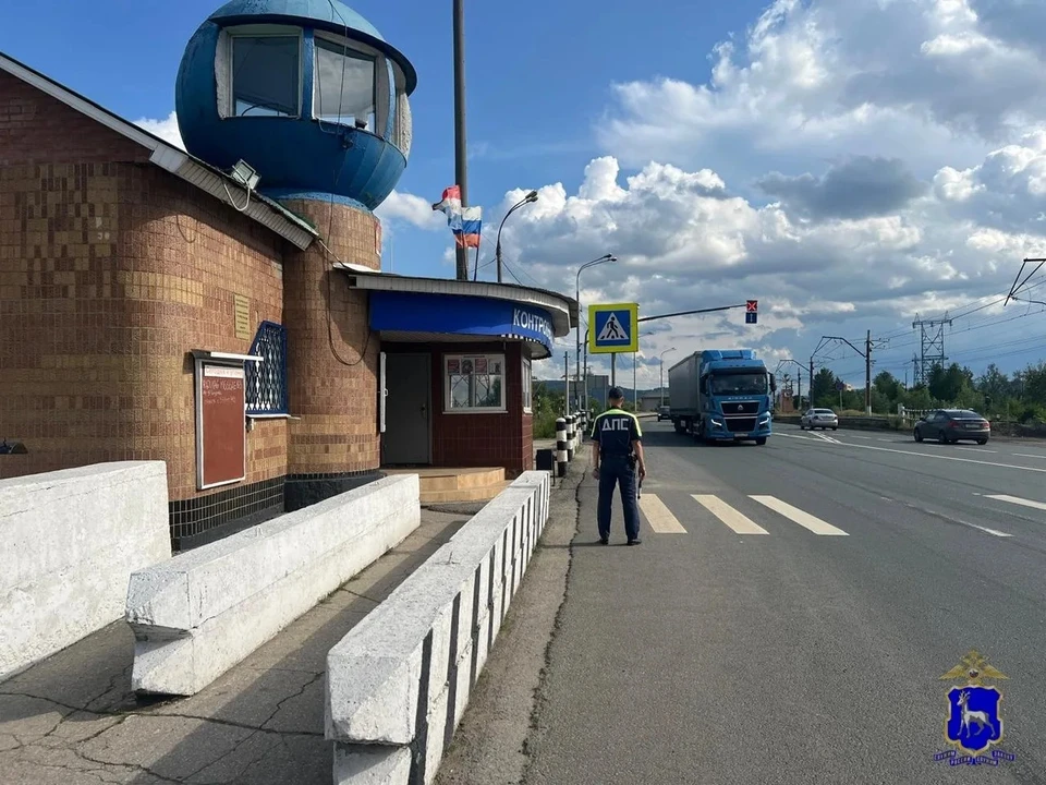 Большегруз отправили на спецстоянку, водителя доставили в отдел полиции