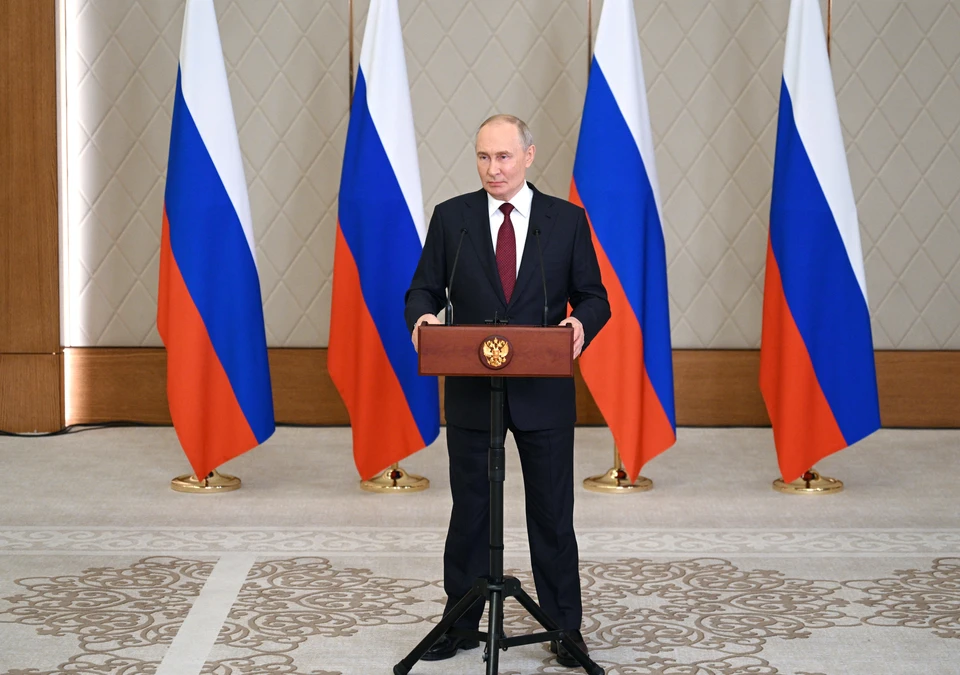 Владимир Путин в аэропорту Бишкека попробовал боорсок с медом