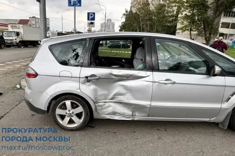 Курьер электроскутера пострадал в ДТП с легковушкой на юге Москвы