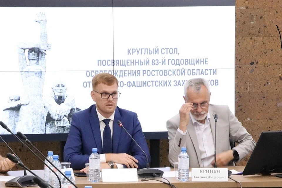 Экземпляры книги передали во время круглого стола в Донской публичной библиотеке. Фото: ГАУ РО «Ростовпатриотцентр»