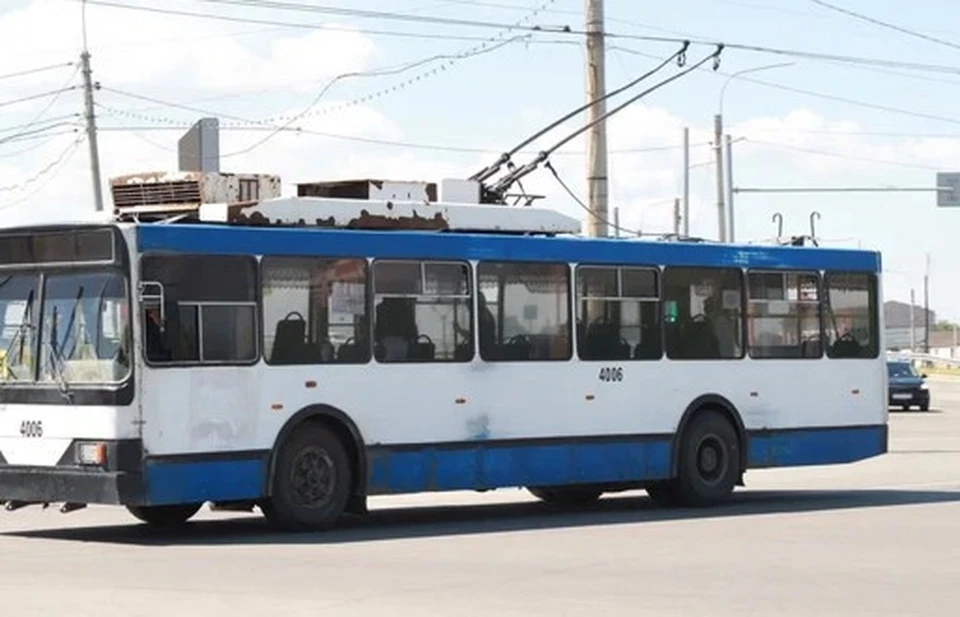 Троллейбус врезался в бок автобуса