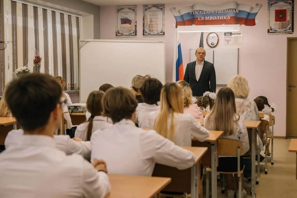 Глава Мариуполя посетил первый урок в трех новых кадетских классах. Фото: ТГ/Кольцов
