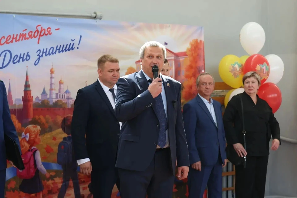 Иван Носков пожелал первоклассникам смелости, а выпускникам - успешной сдачи экзаменов.