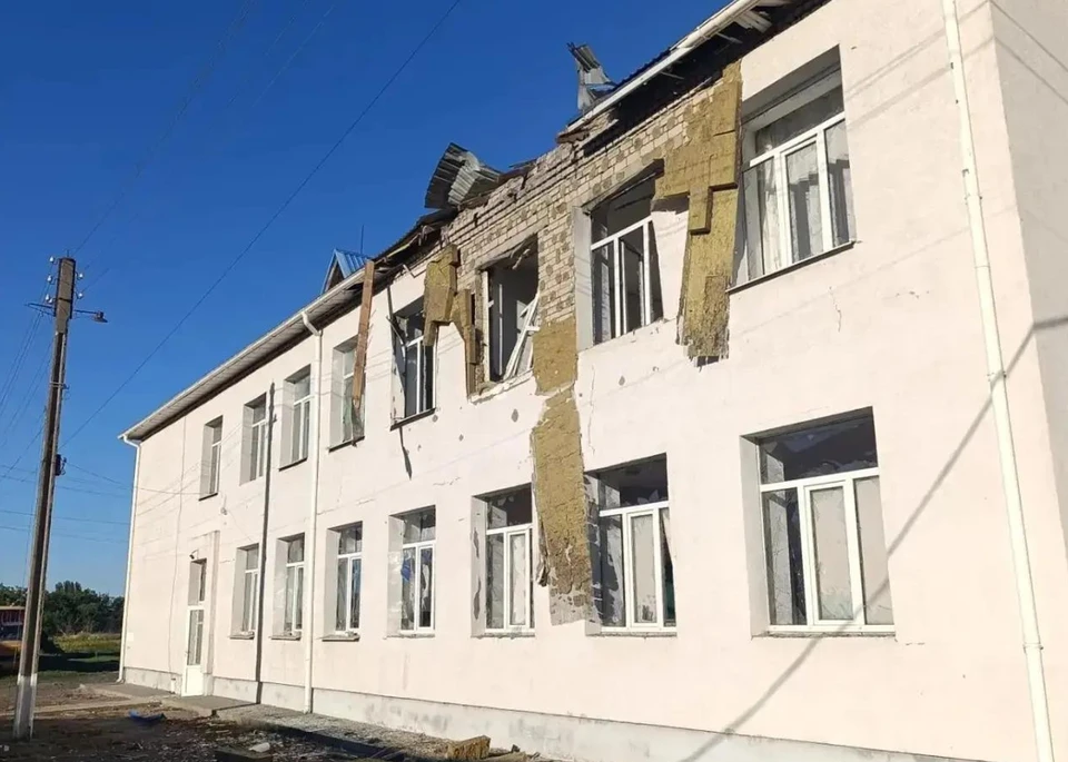 Удар был нанесен по зданию школы. Фото - канал МАХ Евгения Балицкого