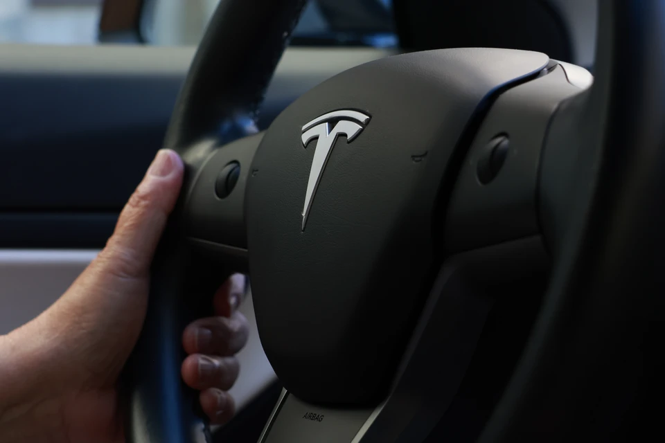 Tesla влетела в строительные леса в центре Манхэттена, один человек погиб