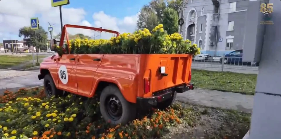 Ко Дню города Ульяновску подарили УАЗ «Хантер» с бархатцами в кузове. ФОТО: скрин из видеоролика администрации Ульяновска