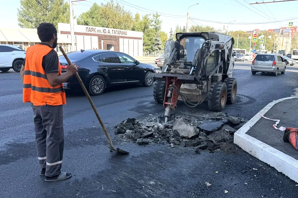 В Красноярске на проспекте Свободном с опозданием укладывают асфальт. Фото: администрация Красноярска