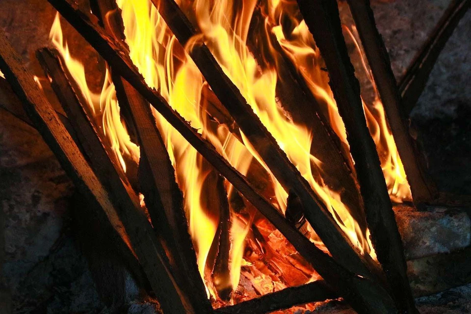 Днём в Барнауле на улице Чудненко загорелась квартира в пятиэтажном доме