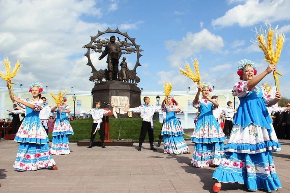 Открытие памятника в 2012 году