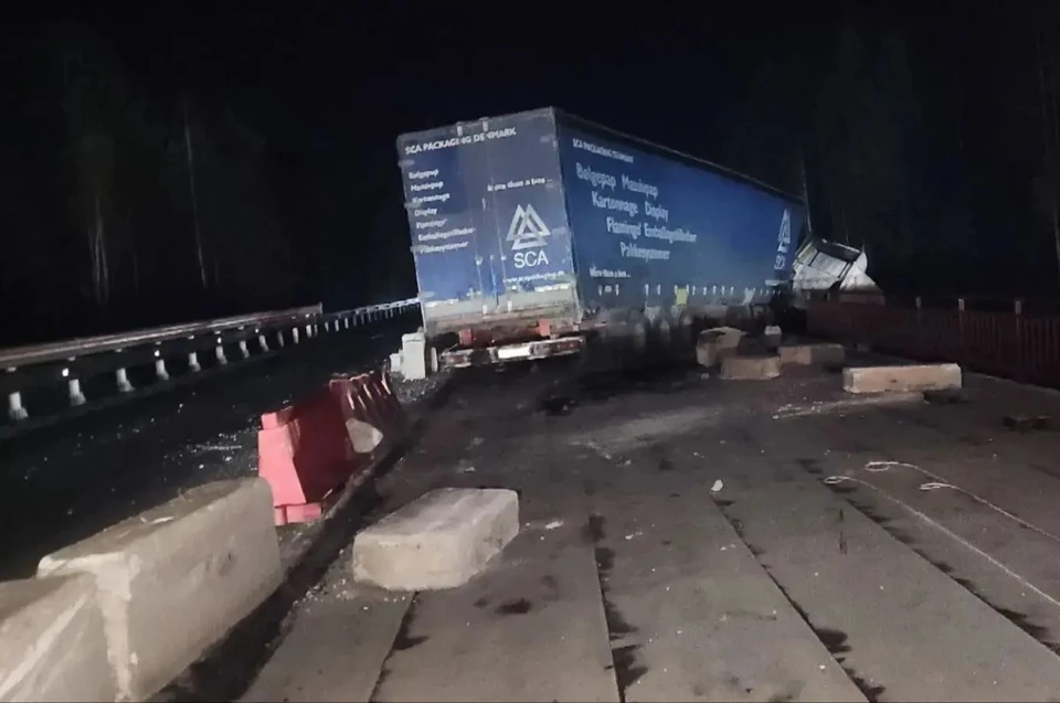Фура не справилась с управлением, врезалась в ограждение и повисла на мосту. Фото: Госавтоинспекция Свердловской области