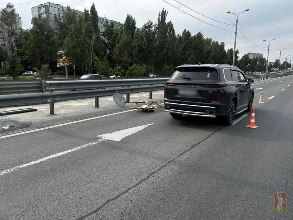 Невнимательный водитель налетел на знак.