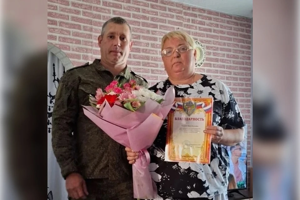 Маме Ирине принесли букет цветов от командира полка. Фото: личный архив