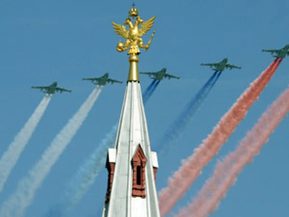 Пилотажные группы "Русские витязи" на истребителях Су-27 и "Стрижи" на МиГ-29