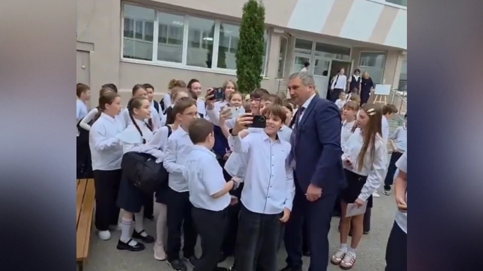 Школьники провели экскурсию и подарили рисунок главе Самары / Фото: https://max.ru/club_ivan_noskov