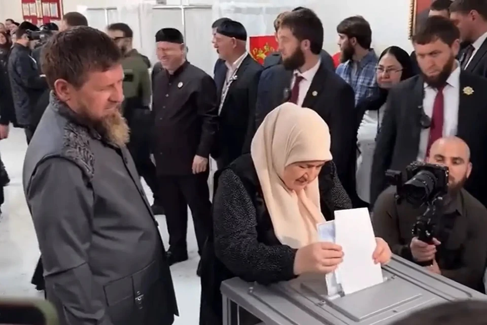 Аймани Кадырова, мать главы Чечни, проголосовала в родовом селе Ахмат-Юрт. Фото: стоп-кадр видео соцсети ЧГТРК "Грозный"