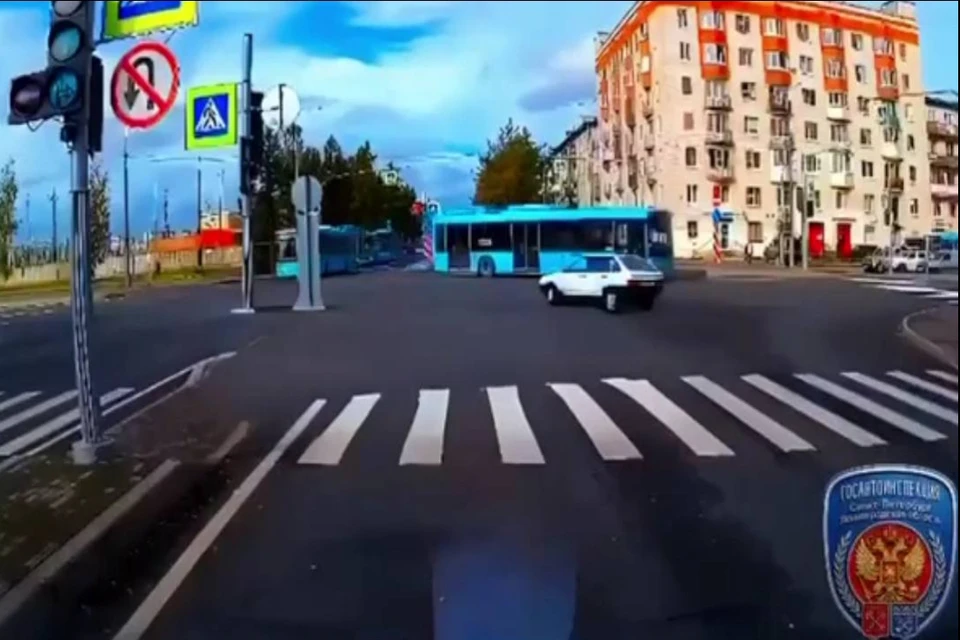 Водитель автобуса повернул под встречный ВАЗ в Колпино. Фото: Госавтоинспекция по Санкт-Петербургу и Ленобласти