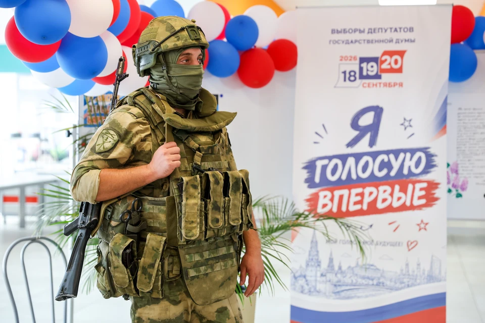 Военнослужащий во время голосования на избирательном участке в Донецке. Фото: Дмитрий Ягодкин/ТАСС