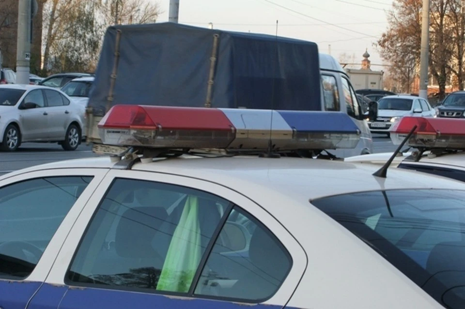 Четыре подростка на арендованном автомобиле врезались в дерево на улице Седова в Туле.