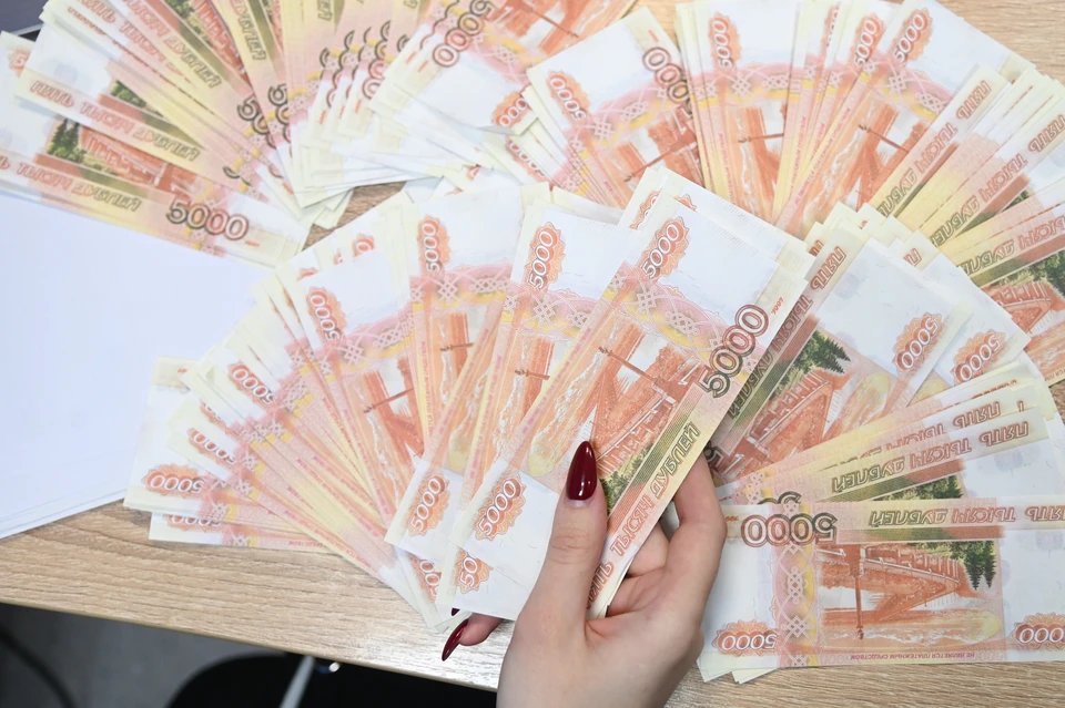 С начала осени 2026 года финансовые организации России стали еще внимательнее наблюдать за значительными и нетипичными денежными операциями