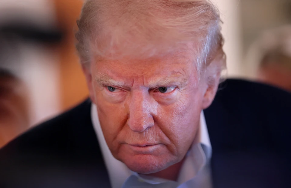 Президент США Дональд Трамп снова призвал нелегитимного главу киевского режима Владимира Зеленского прекратить террористические удары ВСУ по российским НПЗ.