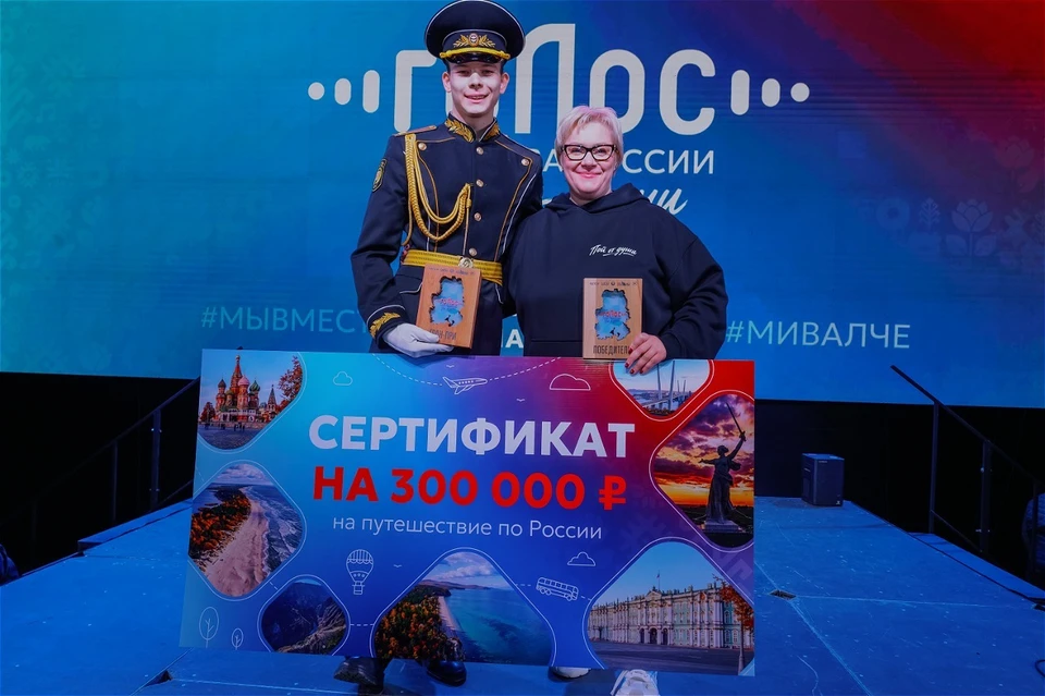 Обладатель гран-при Андрей Плотников и председатель жюри, директор Centre digital & media Анастасия Власова. Фото: Мария Бакланова