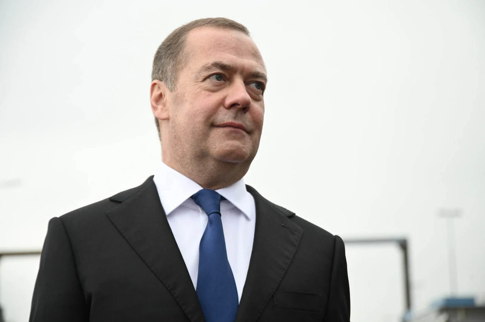 Медведев призвал немцев избавиться от Мерца, пока он не втянул их в войну