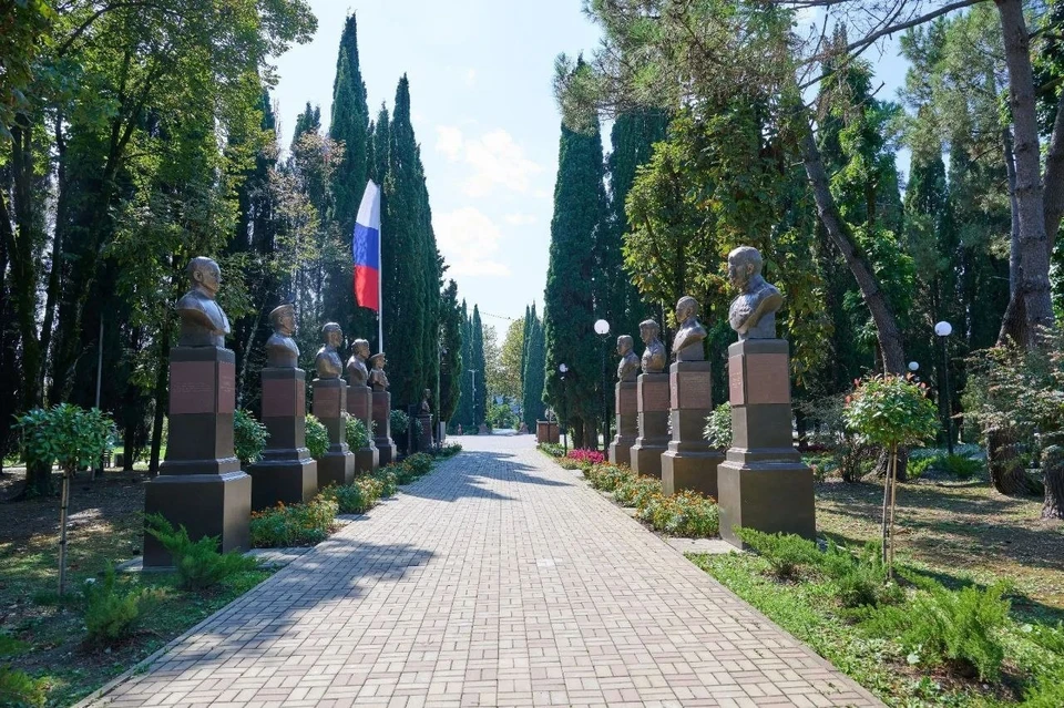 В Адлере в конце сентября откроют благоустроенную Аллею героев СВО. Фото: пресс-служба администрации Сочи