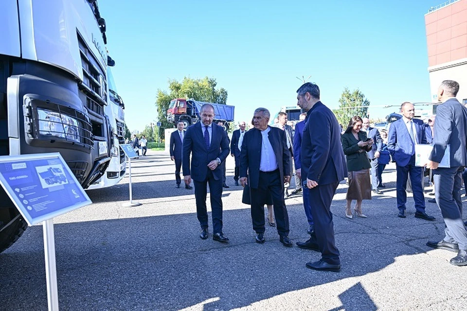 На площадке перед Органным залом глава региона ознакомился с выставкой продукции местных предприятий. Фото: rais.tatarstan.ru