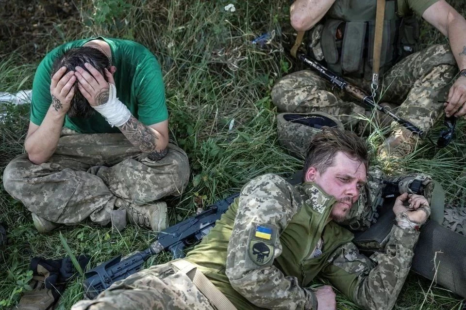Украинский боевик устроил себе фотоссесию и попал в плен: он красовался с флагом