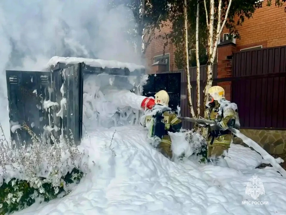 С огнем боролись 11 пожарных.